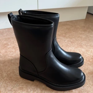 Biker Boots från Nelly - Svarta Biker Boots från Nelly i storlek 38. Aldrig använda då de var för stora för mig. 