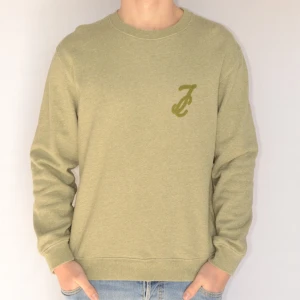 Jacob Cohën sweatshirt  - JACOB COHËN SWEATSHIRT  Storlek : S  Passform : Större, som M  Användning : Tröjan är i ett väldigt fint skick utan defekter  Nypris : Cirka 3000SEK  Modellen på bilen är 182CM och väger 76KG