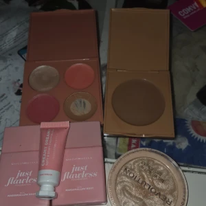 Sminkset från Makeup Mekka & Revolution - Pris kan diskuteras. Säljer ett sminkkit med Makeup Mekka Just Flawless foundation (Just Happy, Just Right), Creamy Dream blush Pink Dream, palett med rouge och highlighter, samt Warm Breeze cream bronzer. Revolution highlighter i guldig nyans ingår också. Vissa saker är helt nya 