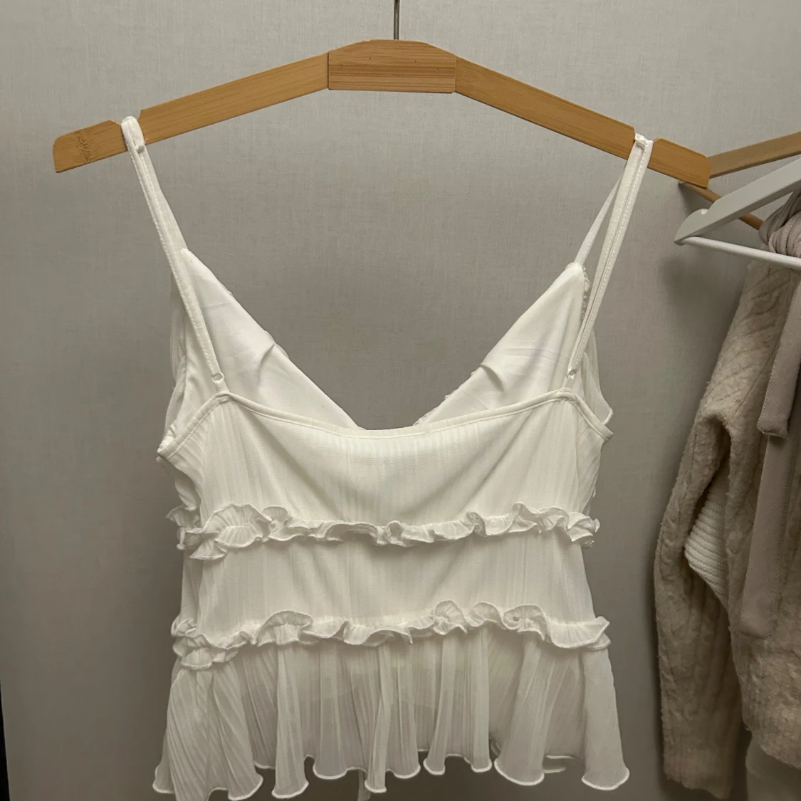 Vit volangig linnetopp med knyt - 3