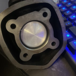 Cylinderhuvud med kolv - Cylinderhuvud med monterad kolv, tillverkat i metall. Produkten ser ut att vara i mycket gott skick utan synligt slitage eller defekter. Perfekt för dig som behöver reservdel till motor eller liknande applikation. Passar för mekaniska projekt och reparationer.