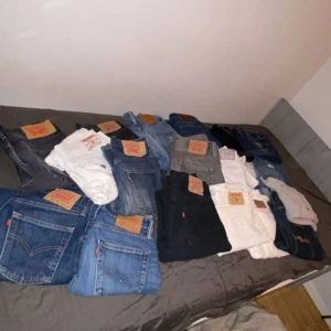  JEANS DROP – Fredag 24/10! - 👖 JEANS DROP – Fredag 24/10!  18 par jeans släpps nu på fredag! 💥 Märken som Levi’s, True Religion, Acne Studios, Carhartt, Ralph Lauren, Replay och fler 🔥  💙 Stilar: slim, straight, relaxed & bootcut – något för alla smaker 💰 Priser från 249–499 kr 📦 Skickas inom 24h från Sverige 🇸🇪 ✨ Följ mig så du inte missar droppen!  #JeansDrop #LevisJeans #TrueReligion #AcneStudios #CarharttWIP #RalphLauren #ReplayJeans #VintageJeans #Streetwear #PlickFinds #SvenskVintage #Y2KStyle 