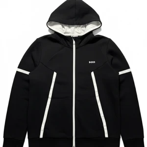 HugoBoss hoodie - Tjenare, jag säljer denna riktigt fina hoodien från HugoBoss. Storleken är 16m men sitter exakt som en small. Skicket hade jag värderat till 8,5/10, finns inga defekter men har ägt hoodien ett litet tag. Ifall du har några frågor eller funderingar skriv gärna👍