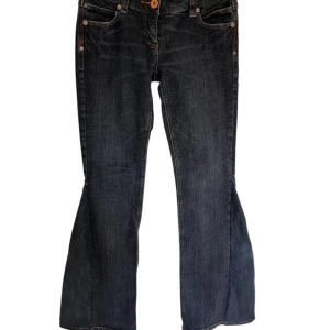 Lågmidjade Bootcut jeans mörka - Jättesnygga extra lågmidjade Bootcut jeans med jättesnygga bakfickor!  har själv sytt om från ett par skinny jeans! Storlek: M längden passar: runt 165-175 (se mått nedan)  Defekter: Inga! Midja: 40cm bred Innerbenslängd: 78cm  Ytterbenslängd: 100cm Front Rise: 19cm (midja till grenen fram) Back Rise: 34cm (midja till grenen bak) Skriv gärna om frågor osv och skicka prisförslag!⭐️ Följ för fler liknande jeans!🥰
