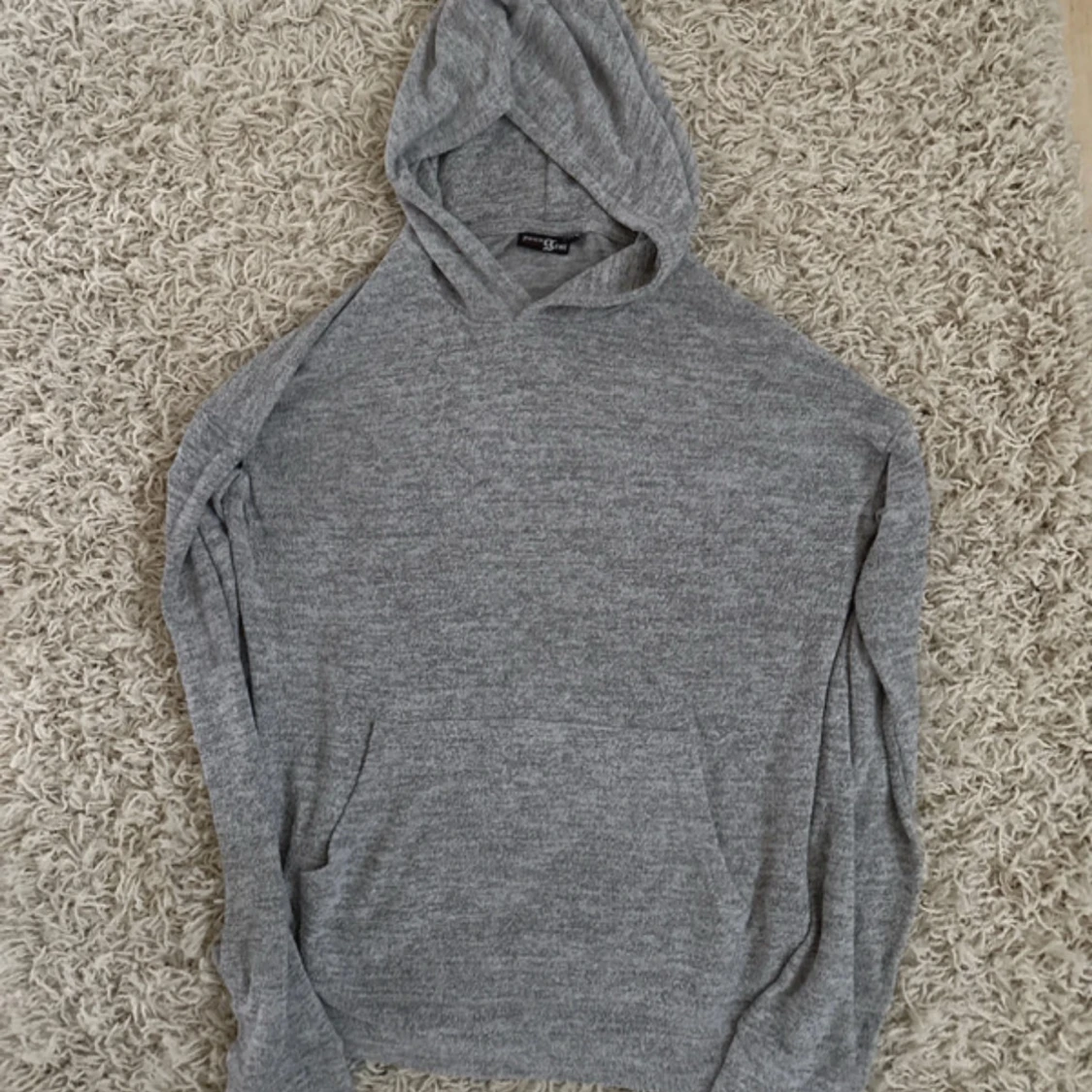 Grå hoodie med huva