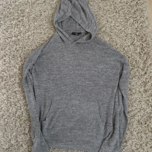 Grå hoodie med huva - Mysig grå hoodie med huva och känguruficka framtill. Tröjan är långärmad och har en klassisk, enkel design som passar perfekt till chill dagar. Materialet är mjukt och skönt mot huden🥰