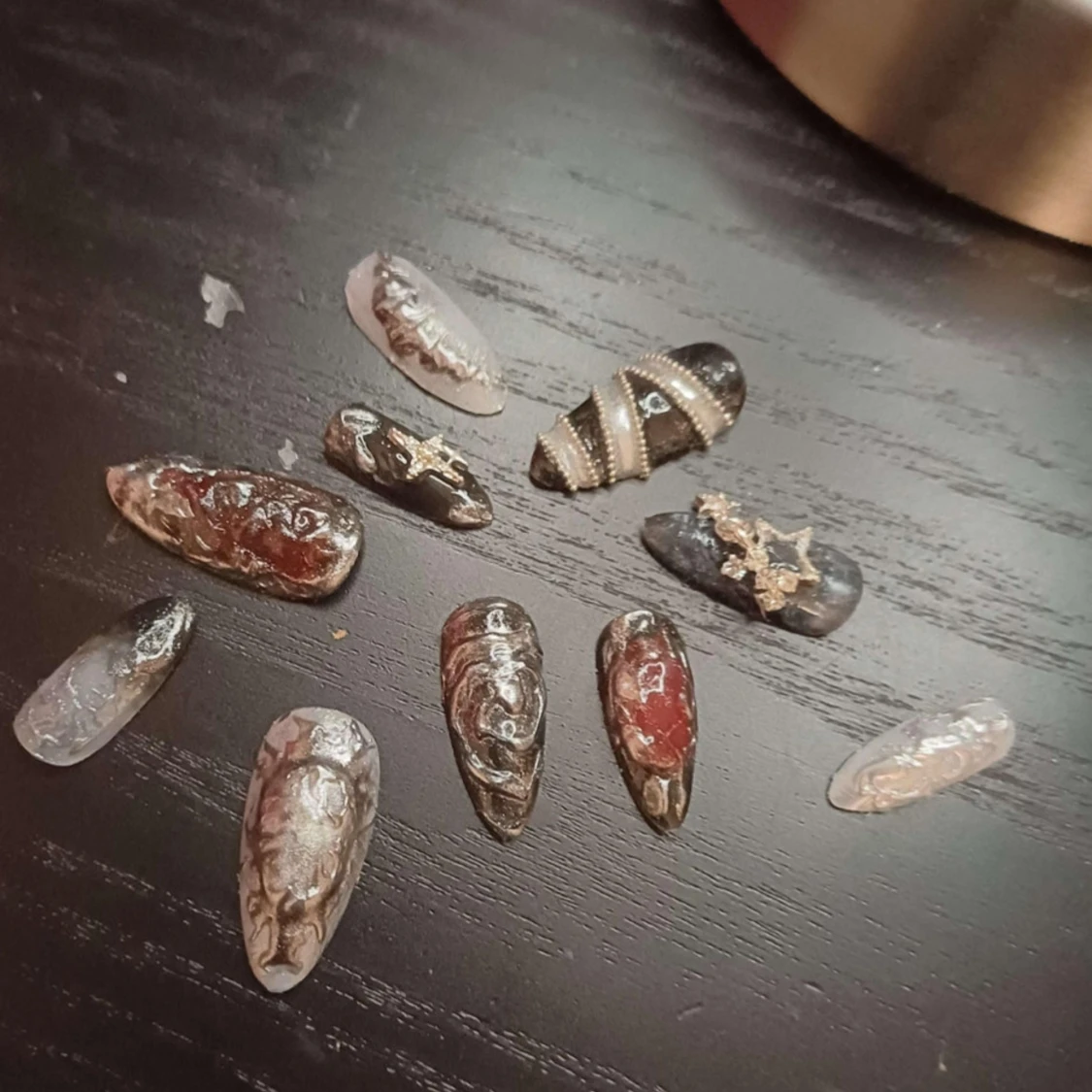 Svarta och röda dekorerade lösnaglar