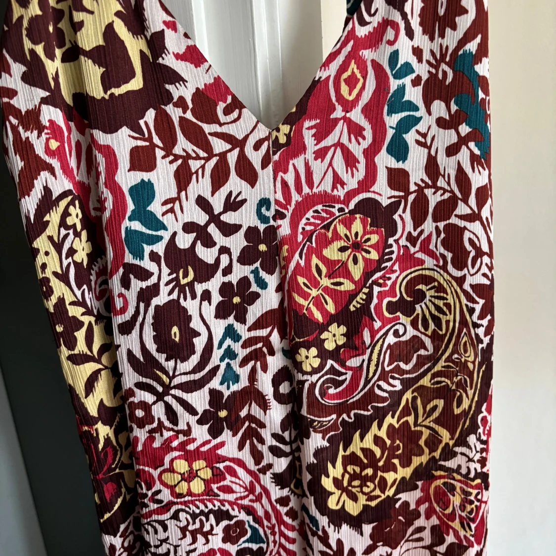 Mönstrad klänning med v-ringning från Zara - 3