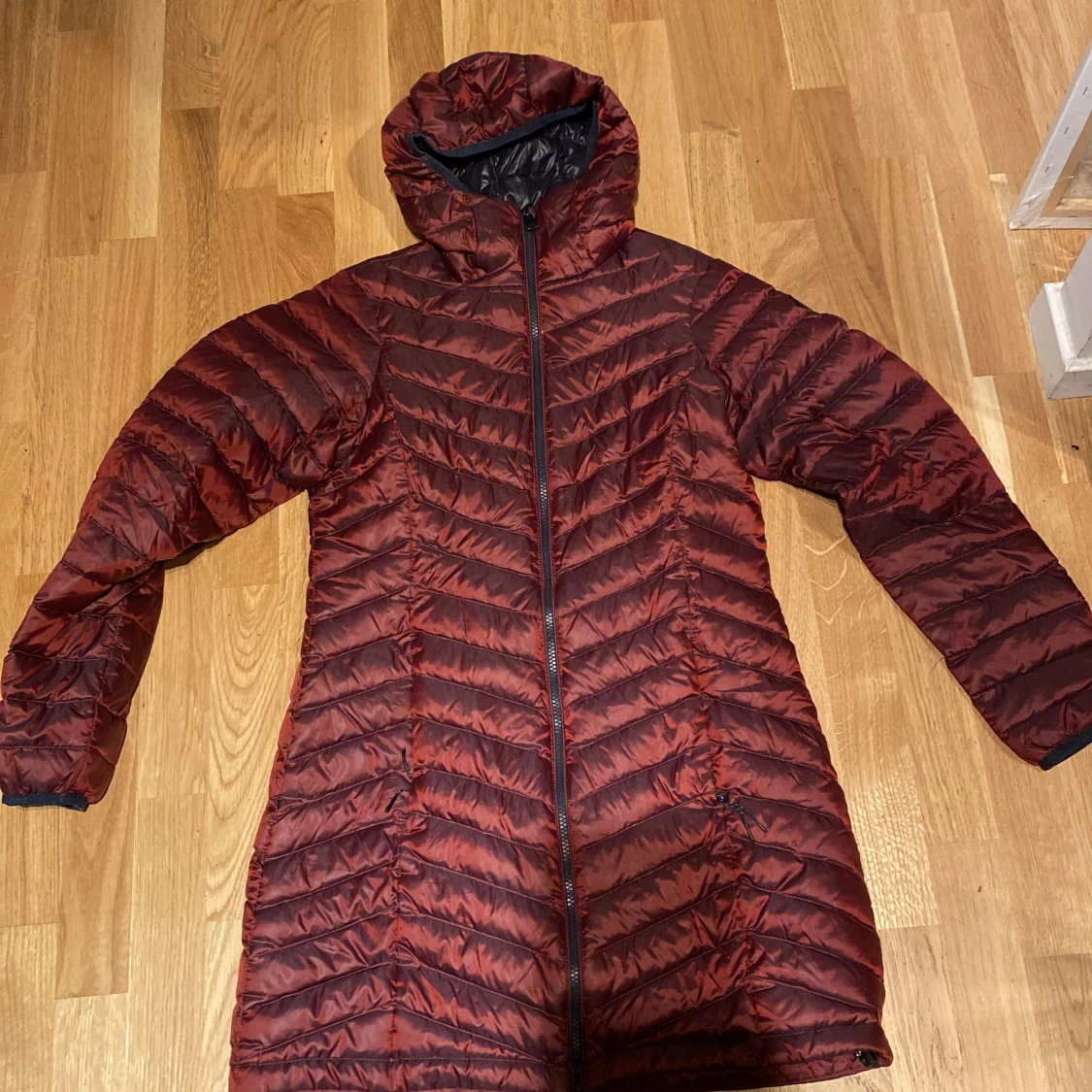 Mörkröd dunjacka från McKinley - 3