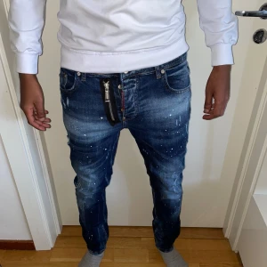 Dsquared2 jeans strl 46 Blå - Helt nya. Fin replika med grym kvalitet. Modellen är 175cm väger 67kg. Pris: 1270kr. Först till kvarn. Skickas inom 24h