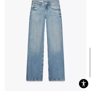 Ljusblå raka jeans med wide fit - Säljer ett par ljusblå Lågmidjade jeans med rak/baggy och lite vidare passform. Aldrig använda. Köpt för 420 kr.