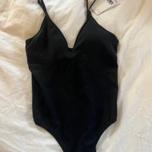 hm body - snygg body från hm men köpt då plick med lapparna kvar stl s. säljer vidare då den inte satt som jag tänkte❤️