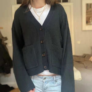 Svart stickad kofta - Supersnygg kofta!!💕💕