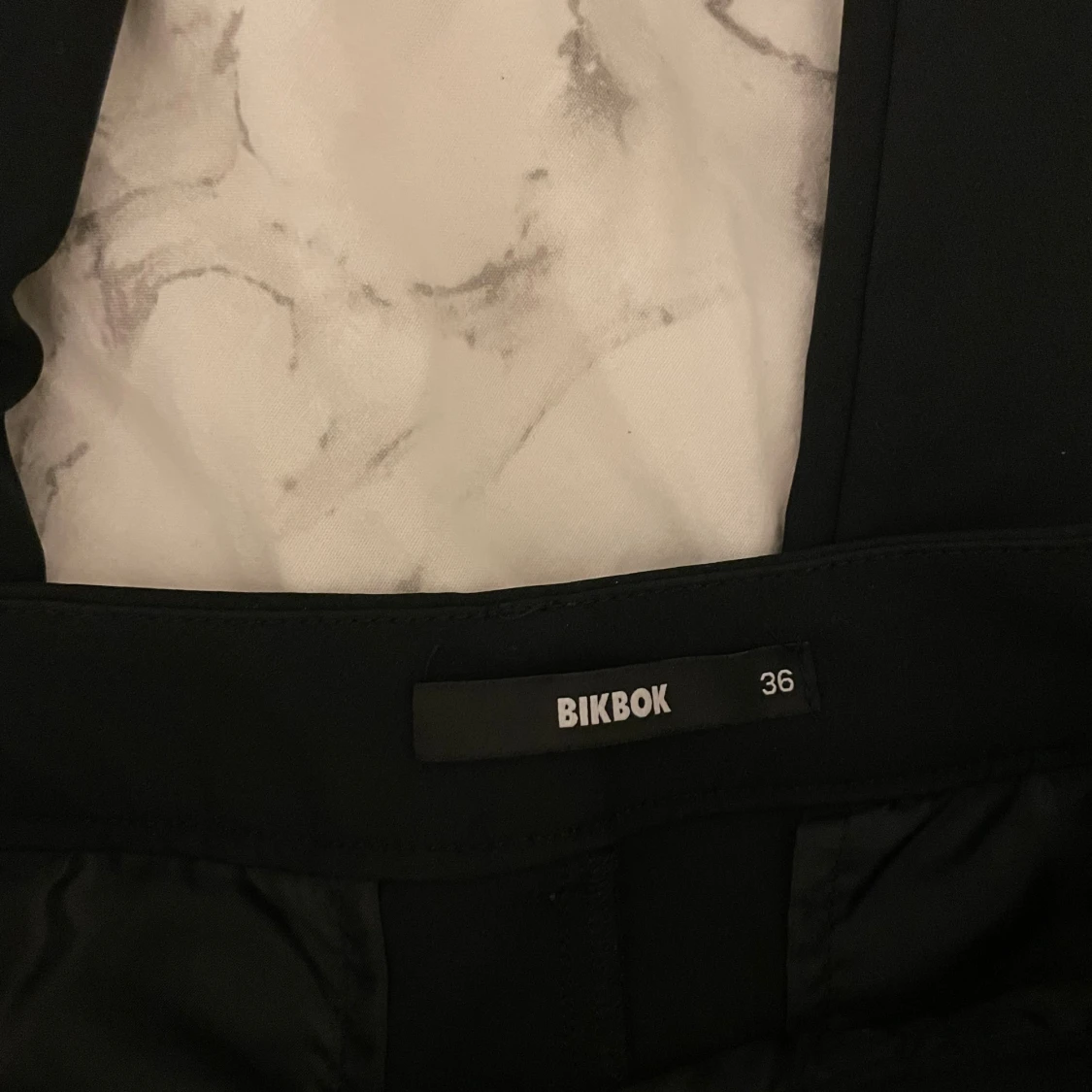 Svarta kostymbyxor från bikbok - 2