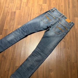 Nudie Jeans Grim Tim - Tja! Säljer ett par tvär feta Nudies. Otroligt najs tvätt o fet design. As najs slim passform, modell Grim Tim. Storlek W30 L34 passar W29! Hör av dig om du har någon fundering alls!