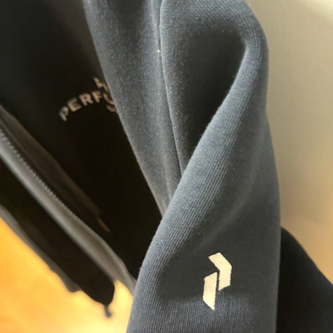 Svart hoodie från Peak Performance - 1