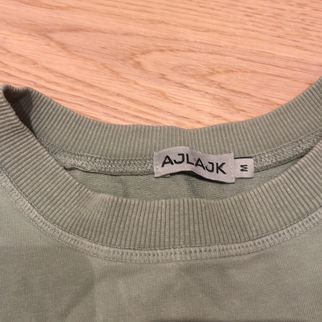 Olivgrön sweatshirt från Ajlajk M - 1
