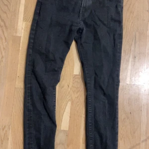 Svarta skinny jeans från &Denim - Svarta skinny jeans från &Denim i storlek 31/32. Jeansen har en smal passform och klassisk femficksdesign. Tillverkade i stretchigt denimtyg för en bekväm känsla och snygg siluett. Perfekta för dig som gillar en tajt look.
