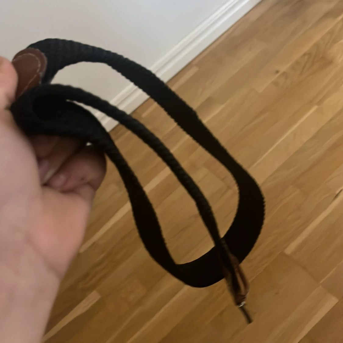 Svart flätat bälte med skinn-detaljer - 3