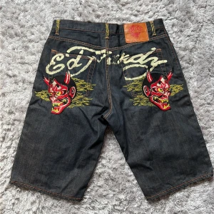  Ed Hardy Jorts 36 Broderade  - Sjukaste Ed Hardy jorts baggy, storlek 36. Nyskick! Fetaste brodyr på baksidan och över hela jortsen. otroligt bra condition och en av mina favorit kläder men för stora för mig. Priset inte satt i sten. Mvh