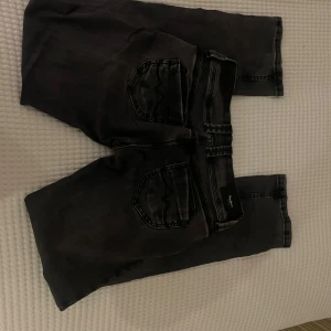 Lågmidjade svarta washed pepe jeans - knappt använda svarta washed pepe jeans. Köpta för: 1100kr