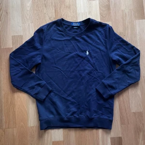 Polo Ralph Lauren - mörkblå tröja - Säljer en Polo Ralph Lauren tröja🙌🏻| Storlek XS | Skick 8.5/10🔥| Skriv vid minsta fundering 💭 