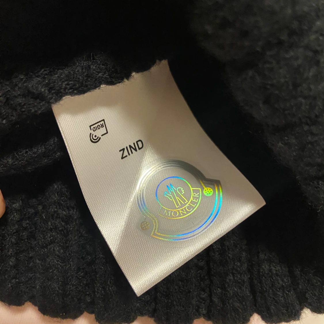 Svart Moncler mössa med pälsboll - 2