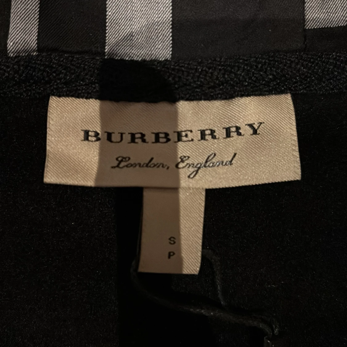 Svart hoodie från Burberry med dragkedja - 1