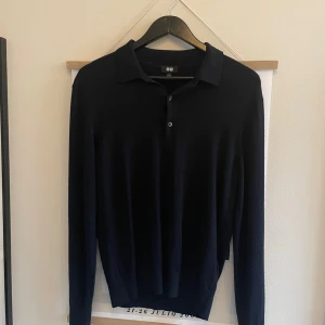 Långärmad piké  - Långärmad piké i färg - marinblå. 