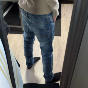 Jack & jones jeans - Fina jeans i gott skick, modellen är 178 och väger 55kg. För mer info eller bilder är det bara att skriva🙌