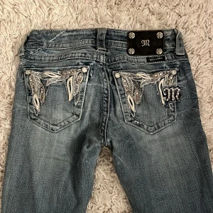 Miss Me jeans - Säljer mina miss me jeans då de är lite för små. Storlek 24 low waist bootcut. De har en reva som syns på första bilden men inget man tänker på super mycket. Skriv för fler bilder och frågor! 💞