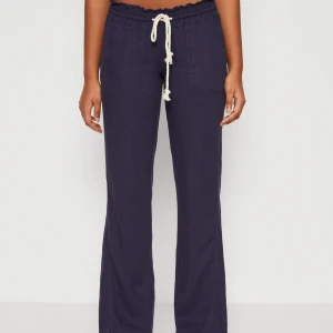 Roxy linnebyxor - Mörkblå linnebyxor med avslappnad passform.
