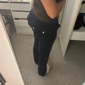 Juicy couture byxor - Mörkblå juicy couture byxor som ej kommer till användning längre. Byxorna har inga defekter och är superfina! 💕