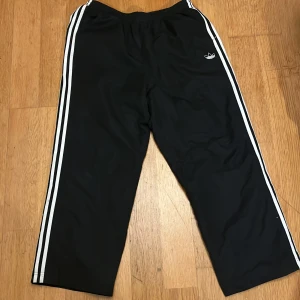 Adidas  - Lite fodrade byxor, perfekt för vintern. Stor L herrstorlek
