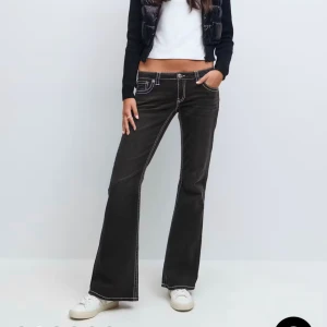 Lågmidjade jeans - Från Gina 14+. Säljer för att dom tyvärr va försmå
