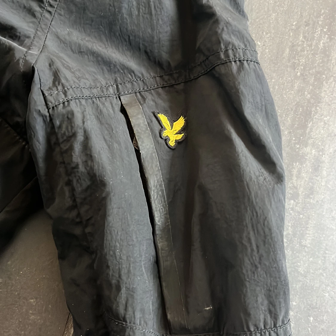 Svart vindjacka från Lyle & Scott  - 3