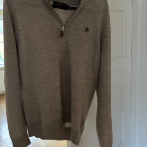 Morris half-zip - Skicket är 9.5/ 10 inga fel alls. Nypriset är 1600kr. Vid fler frågor är de bara att höra av sig