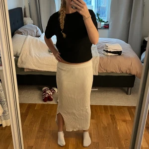 Vit ribbad långkjol  - Supersnygg vit ribbad långkjol från Chica London. Helt ny och använd, super bekväm💕Passar xs-m