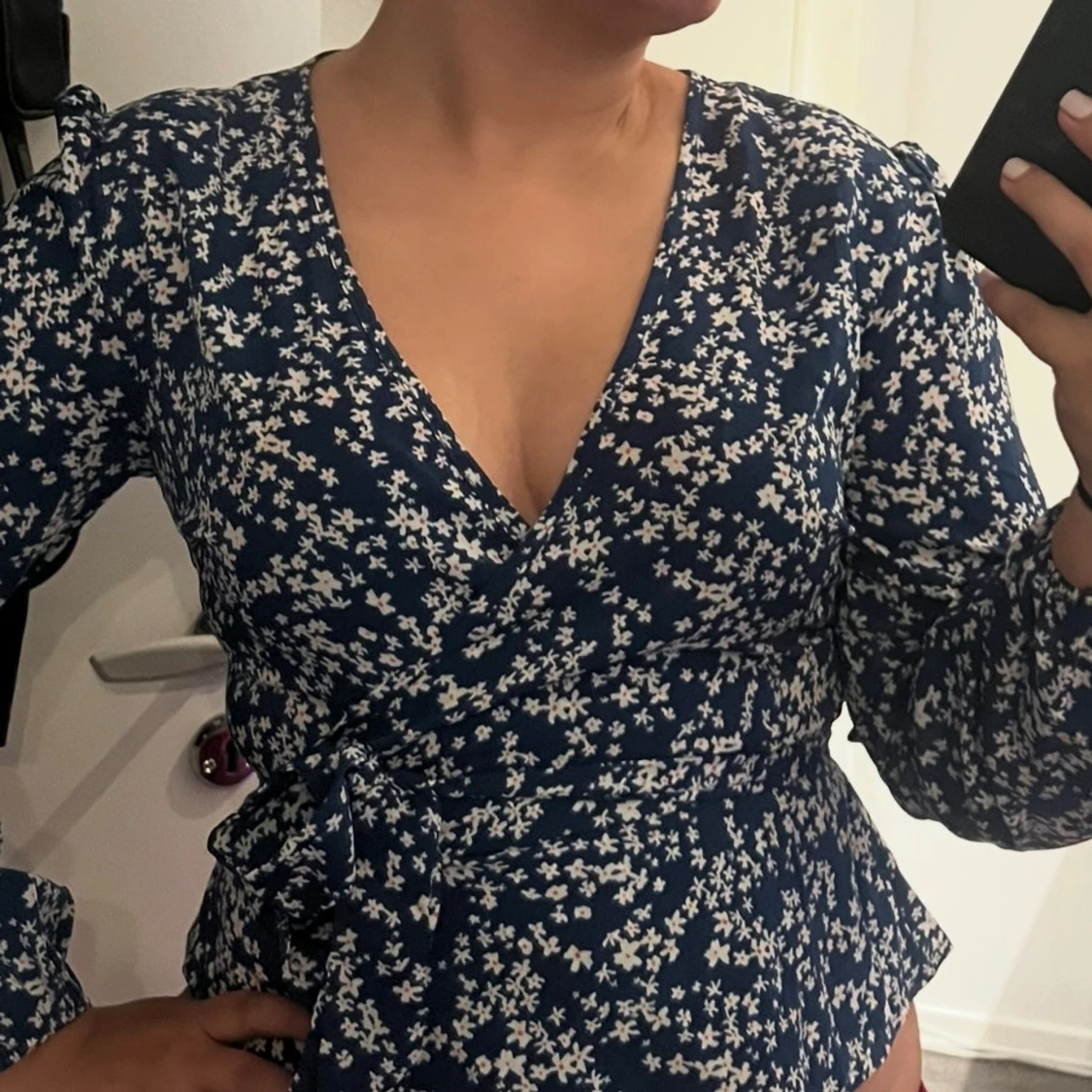 Blommig omlottklänning i marinblått - 1