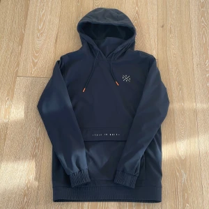 Svart snowboard/skid jacka från Dope  - Snygg svart snowboard/skid jacka från Dope i storlek XS. Tröjan har huva med snörning, liten logga på bröstet och en stor ficka framtill. Insidan är mjukt fleecefodrad. Frakt ifrån 59 sek