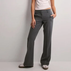 Gråa vida kostymbyxor - Snygga grå kostymbyxor. Säljer på grund av de är för korta för mig. Helt nya!!