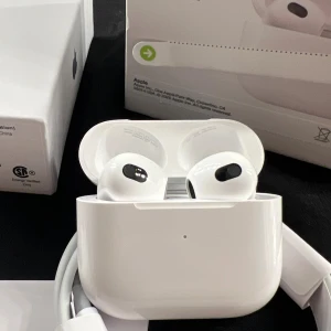 AirPods gen 3  - Helt nya och fina. De är i nyskick. Hör av er vid intresse 