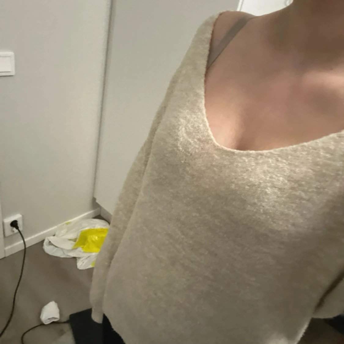 Beige stickad v-ringad tröja Louise - 4