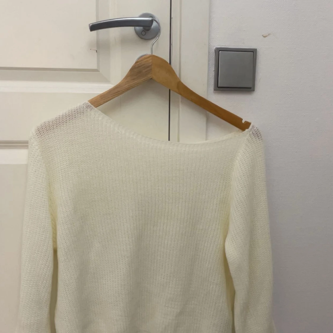 Vit stickad tröja med lång ärm