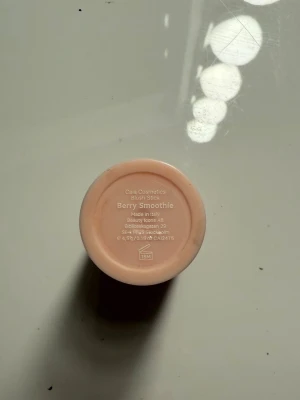 Blush Stick Berry Smoothie - Krämrouge i stickformat från Cala Cosmetics i nyansen Berry Smoothie. Perfekt för att ge kinderna en fräsch, bärig ton. Enkel att applicera direkt på huden och smälter in snyggt. Kompakt och smidig för necessären. Endast använd på handen INTE rakt på ansiktet.