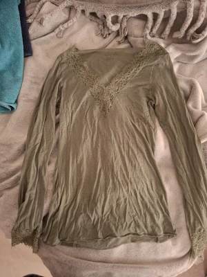Intimissimi tröja - Säljer min super fina gröna spets tröja från intimissimi, fint skick💖