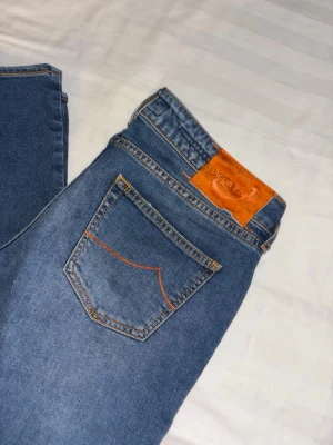 Jacob Cohen Jeans - Riktigt stiliga Jacob Cohen jeans i storlek 30. Modellen är 611 slim. Jeansen är i mycket bra skick. Hör av er vid funderingar! Längden är 100cm