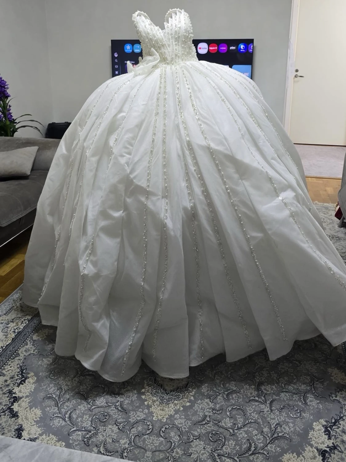 Vit prinsessklänning med spetsdetaljer - 1