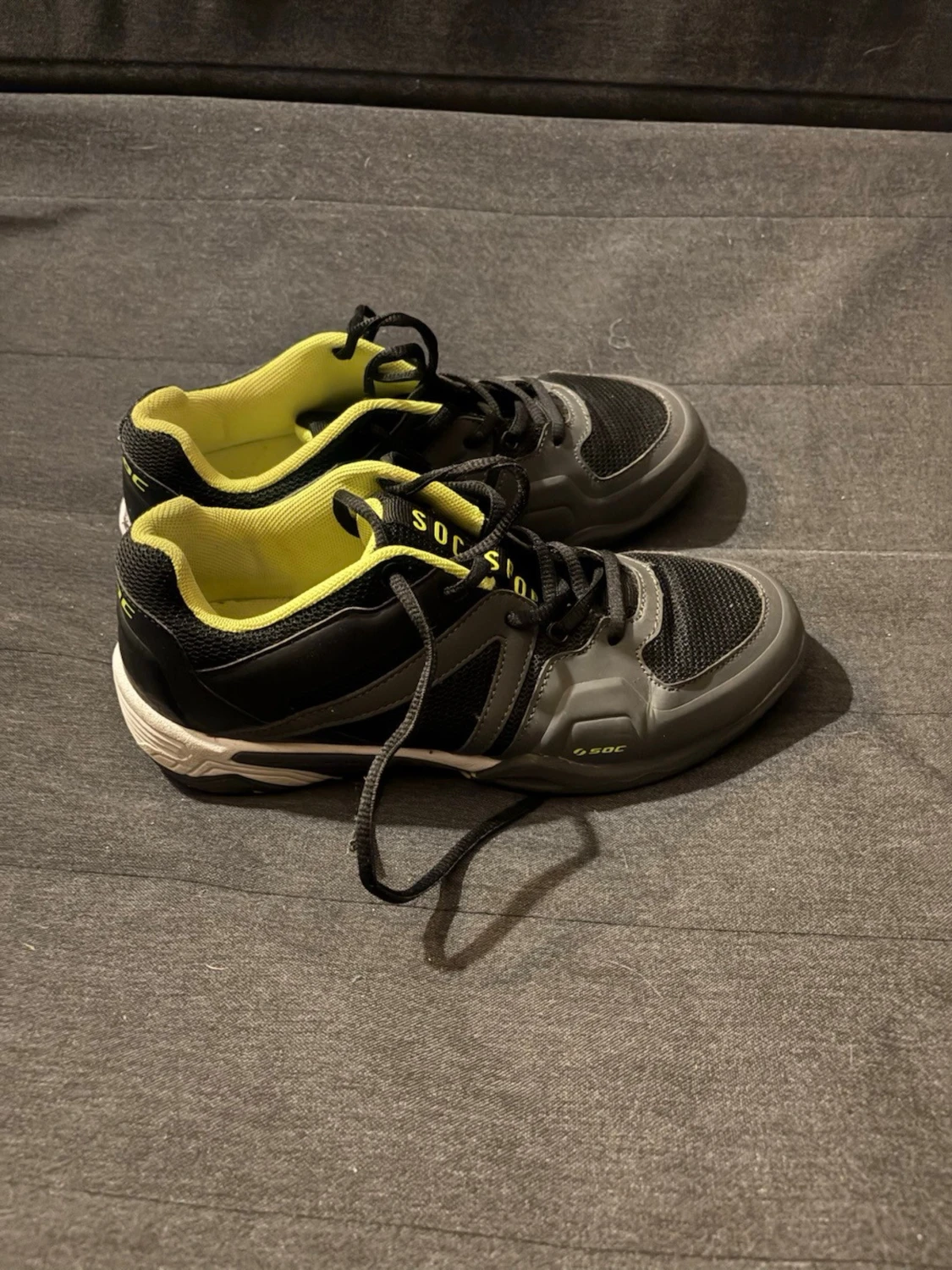 Svarta sneakers från SOC med neongul detalj - 1