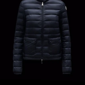 Moncler jacka  - Jätte fin moncler jacka, älskar den!! Men tyvärr så kommer den inte till någon användning längre💕lånad bild! Skriv för egna 💕💕